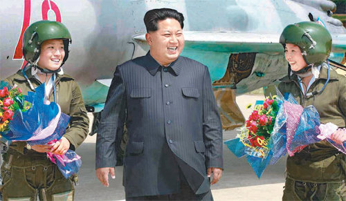 北 최초 초음속전투기 女조종사들 북한 조선중앙통신은 22일 김정은 노동당 제1비서가 첫 여성 초음속전투기 비행사들을 격려하고 훈련을 참관했다고 보도했다. 장소는 공개하지 않았다. 사진 출처 노동신문