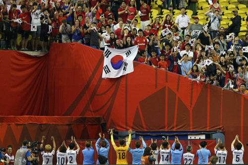 한국 여자축구 대표팀이 22일(한국 시간) 캐나다 몬트리올 올림픽스타디움에서 열린 프랑스와의 2015 캐나다 여자월드컵 16강전을 마친 뒤 한국 응원단을 향해 인사를 하고 있다. 대한축구협회 제공