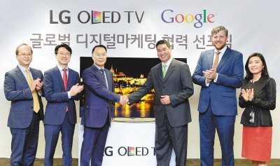 22일 서울 강남구 테헤란로 강남파이낸스센터에서 LG전자와 구글이 주최한 ‘올레드TV 디지털 마케팅협력 선포식’에서 김기완 LG전자 부사장과 존 리 구글코리아 대표가 악수를 하고 있다. LG전자 제공