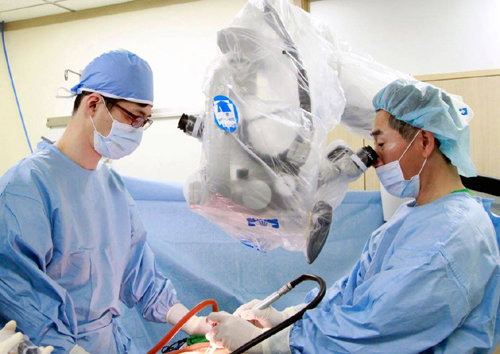 제일정형외과병원 이상준(왼쪽) 원장과 신규철 원장이 허리디스크 환자를 수술하는 모습. 제일정형외과병원 제공