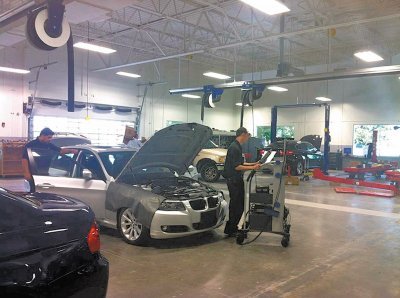 ‘BMW 취업아카데미’가 열릴 미국 플로리다 올랜도 BMW 교육훈련장에서 교육생들이 자동차 정비법을 배우고 있다. 경북보건대 제공