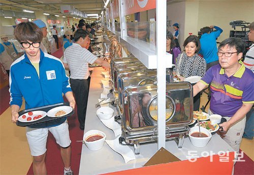 2015 광주하계유니버시아드대회 개막을 10일 앞둔 23일 광주 서구 U대회 선수촌에서 국내외 취재진 공개행사가 열렸다. 선수촌 내부 식당에서 자원봉사자들과 대회 운영진이 한번에 3500명분의 식사를 처리할수 있는 식사를 하고 있다. 박영철 기자 skyblue@donga.com