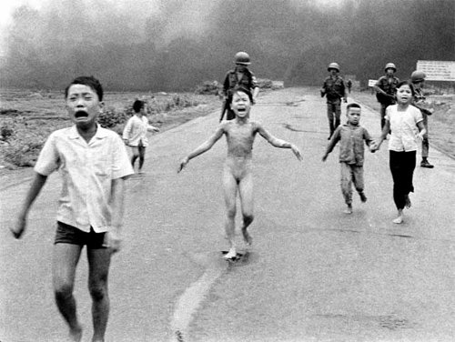 1972년 베트남전쟁서 울며 도망치던 소녀 43년 전 베트남전쟁 당시 네이팜탄 폭격을 피해 도망치는 소녀(가운데)로 전 세계에 알려진 판티낌푹 씨.
사진 출처 CNN 홈페이지