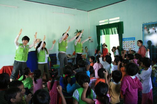 새마을국제개발학과 학생들은 올해 1월 베트남 닌투언성 오지마을을 방문해 어린이들에게 교육봉사 활동을 펼쳤다.