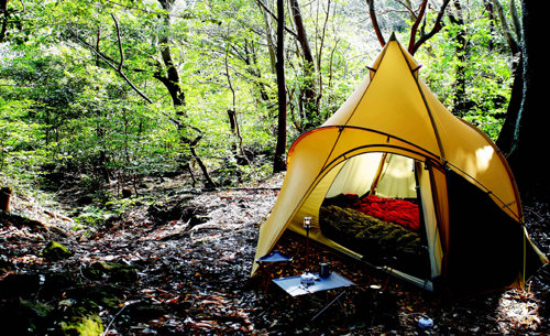 캠핑은 자연과 마주하는 일이다. 홀로 또는 둘이 캠핑을 떠난다면 다소 가볍고 꼭 필요한 장비만 챙기는 것도 권할 만 하다. 코베아 제공