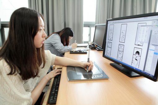 정수정 씨(4학년)가 만화콘텐츠매니지먼트 수업에 열중한 모습. 정 씨는 올 4월 한중 신인만화콘테스트에 입상했다.