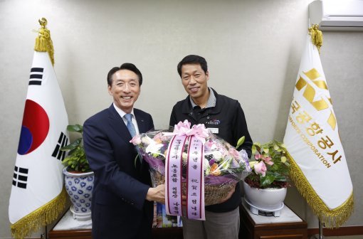 김석기 사장(왼쪽)은 지난해 10월 7일 취임 1주년을 맞아 나종엽 노조위원장으로부터 취임 꽃다발을 받았다. 한국공항공사 제공