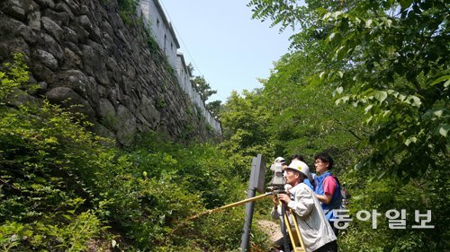 23일 오전 서울 인왕산 기슭 한양도성 성벽에서 서울시 한양도성도감 점검팀이 광파기 등 정밀 장비를 동원해 안전점검을 벌이고 
있다. 이날 성벽 3군데에서 성돌이 바깥으로 부풀어 오르는 일명 ‘배부름 현상’이 관찰됐다. 이철호  기자  
irontiger@donga.com