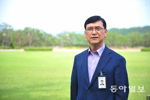 퇴직을 앞두고 아쉬운 듯 계룡대 연병장을 돌아보던 김광희 부이사관은 “군을 떠나도 군이 국민의 신뢰 속에 더욱 발전하길 기원하겠다”고 말했다. 지명훈 기자 mhjee@donga.com
