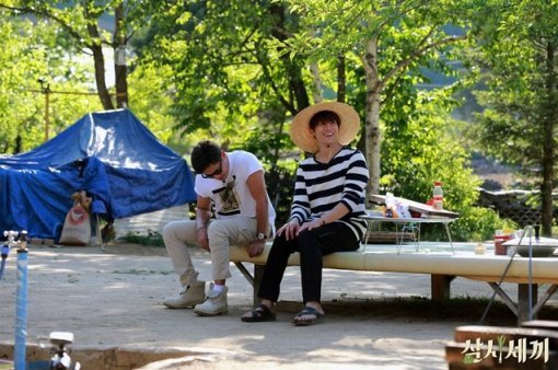 농사 체험 예능프로그램 tvN ‘자급자족 유기농 라이프-삼시세끼’ 에 출연한 배우 이서진과 지성. 출처=tvN 홈페이지