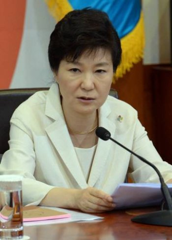 26일 청와대에서 열린 국무회의에서 박근혜 대통령이 모두발언을 통해 국회에서 넘어온 국회법에 대한 거부의 입장을 밝히고 있다. 청와대 사진기자단
