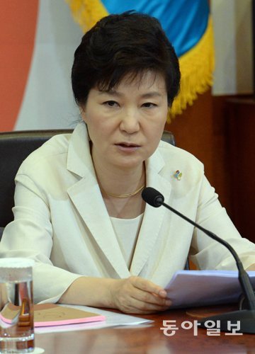 26일 청와대에서 열린 국무회의에서 박근혜 대통령이 모두발언을 통해 국회에서 넘어온 국회법에 대한 거부의 입장을 밝히고 있다. 
청와대사진기자단