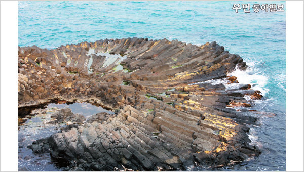 경주시 양남면 해안의 주상절리는 용암이 다양한 방향으로 냉각되면서 생긴 부채꼴 모양의 바위다.