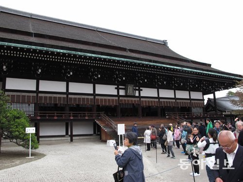 일본인들 사랑받는 교토 고쇼 교토 고쇼는 간무왕이 교토로 수도를 옮기면서 별궁으로 지어졌지만 1331년부터 500여 년간 정식 왕궁으로 쓰였다. 봄가을에 일주일씩 일반 개방을 하는데 많은 일본인이 이때에 맞춰 찾아온다. 교토=최창봉 기자 ceric@donga.com
