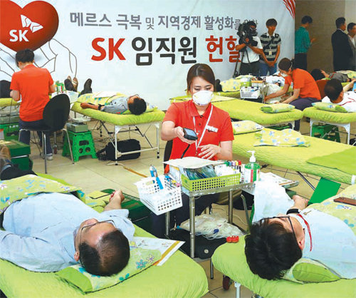전 직원 ‘나눔 헌혈’ 25일 서울 종로구 SK서린빌딩에서 임직원들이 헌혈을 하고 있다. SK그룹은 이날 메르스로 고통받는 취약계층을 돕기 위해 향후 2주간 전국에서 대대적인 임직원 헌혈 캠페인을 시작한다고 밝혔다. SK그룹 제공