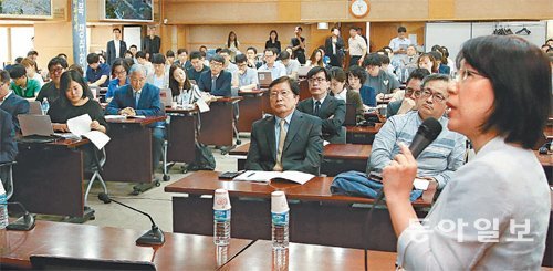 25일 서울 용산구 이촌로 대한의사협회에서 열린 메르스 진단과 해법을 모색하기 위한 토론회에서 기모란 대한예방의학회 메르스위원장(오른쪽)이 주제 발표를 하고 있다. 김재명 기자 base@donga.com