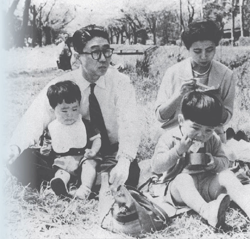 1956년 마이니치신문 기자이던 아베 신타로(왼쪽 뒤) 가족이 공원으로 보이는 곳에서 단란한 한때를 보내고 있다. 왼쪽 앞이 아베 신조 총리, 오른쪽 앞은 장남인 히로노부, 오른쪽 뒤는 신타로의 아내인 요코 씨. 아베 신타로 기자는 그해 12월 외상이된 장인 기시 노부스케의 비서관으로 자리를 옮겼다. 아사히신문 제공
