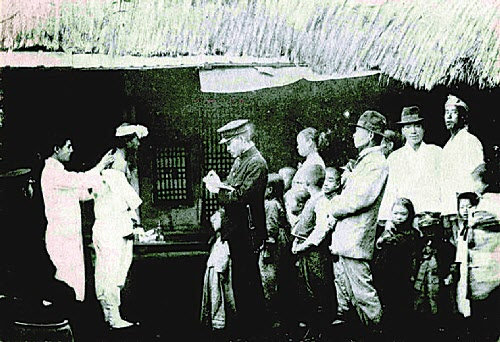 한반도 전역에 콜레라가 유행했던 1920년경 인천에서 주민들에게 예방 접종을 실시하는 모습. 가운데 검은 정복을 입은 위생 경찰이 접종 과정을 지켜보고 있다.