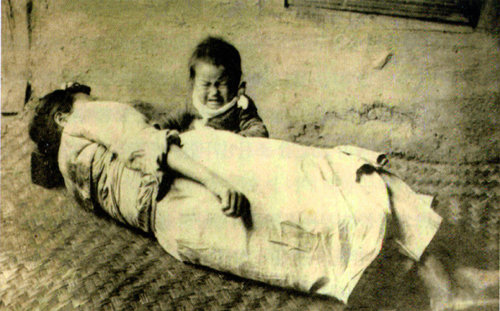 1920년 조선 총독부 방역지에 실린 사진. 콜레라로 숨진 엄마 곁에서 울고 있는 아이의 모습을 담고 있다.