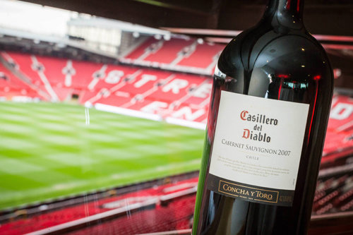맨체스터 유나이티드(이하 맨유)의 올드트래퍼드 경기장과 디아블로. 디아블로는 맨유 공식 후원 와인으로 유명하다.