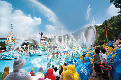 에버랜드의 대표적인 여름시즌 축제 ‘썸머 스플래시’의 하이라이트 ‘잭의 스플래시 퍼레이드’. 올해는 40개의 물대포를 보강해 관람객에게 더위를 잊게하는 ‘물맞는 재미’를 선사한다. 사진제공｜에버랜드
