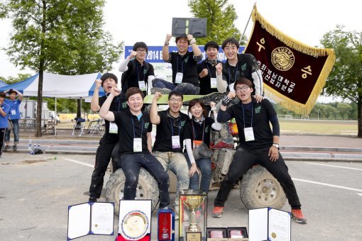 2114년 국제 대학생 자작자동차 대회에서 종합우승한 영남대 기계공학부 YUSAE팀.