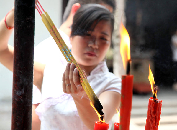 커다란 향에 불을 붙이는 관람객. 중국인의 커다란 향불 사랑때문에 중국 대기오염에 일조를 한다는 얘기가 있다.