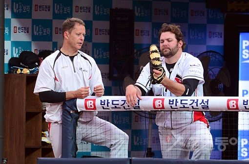 KBO리그의 베테랑 외국인투수인 kt 옥스프링(왼쪽)은 올해 처음 한국에 온 외국인타자 댄블랙(오른쪽)과 마르테에게 든든한 조력자 역할을 하고 있다. 스포츠동아DB