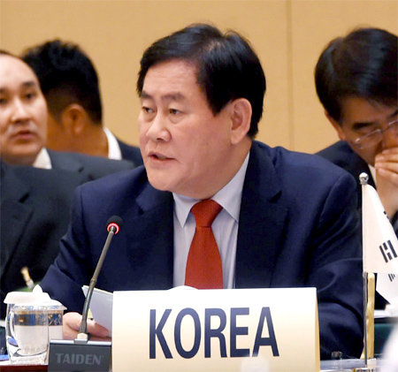 AIIB 협정문 서명식에 한국 대표로 참석한 최경환 경제부총리. 기획재정부 제공