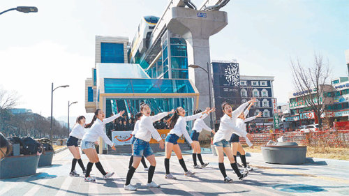 대구도시철도 3호선 어린이회관역 앞에서 학생들이 홍보댄스 공연을 열고 있다. 대구시 제공