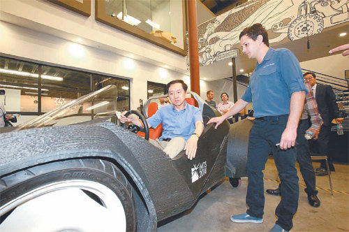 김기현 울산시장(왼쪽)이 미국 로컬모터스사 3D프린팅 전기차 생산공장에서 전기차인 ‘스트라티’를 시승하고 있다. 울산시 제공
