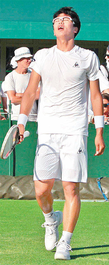 한국 남자 테니스의 차세대 간판 정현이 30일 윔블던 남자 단식 1회전에서 피에르위그 에베르(프랑스)에게 패한 뒤 아쉬운 표정을 짓고 있다. 테니스코리아 제공