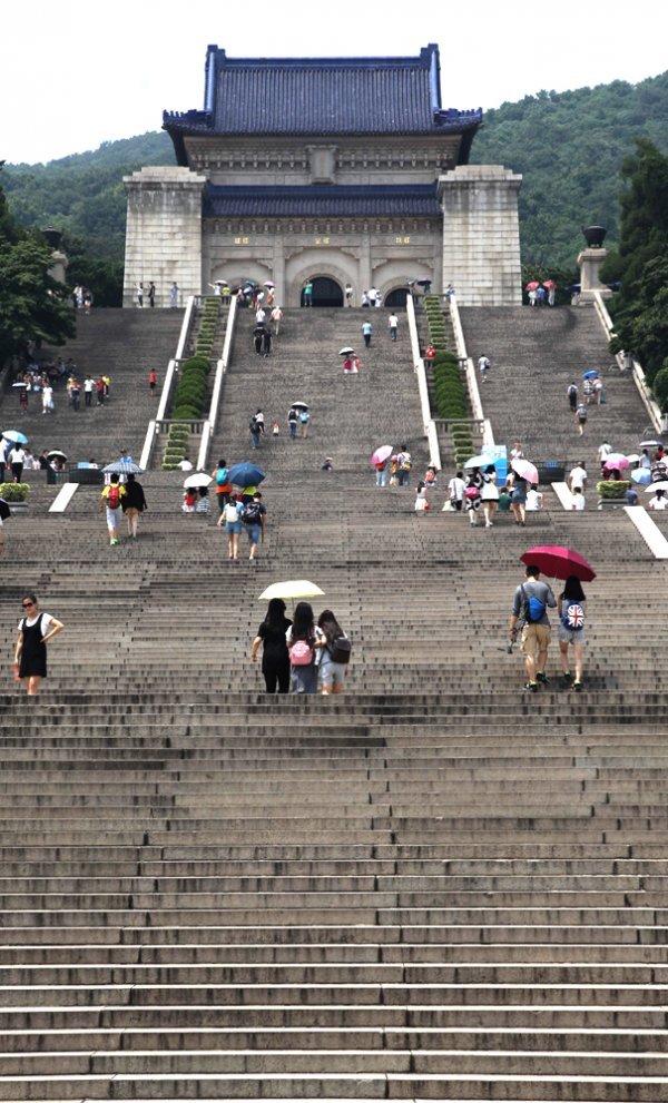 쑨원의 묘 중산릉으로 오르기 위해서 392개의 계단을 올라야 한다. 계단 위에 올라 아래를 내려보면 계단 참이 3~4개 정도로만 보인다.