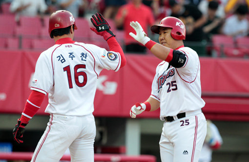 KIA 이범호(오른쪽)가 1일 광주-기아 챔피언스필드에서 열린 한화전 1회말 2사 1루서 3-0으로 달아나는 2점홈런을 터트린 뒤 홈에서 김주찬과 하이파이브를 나누고 있다. 사진제공｜스포츠코리아