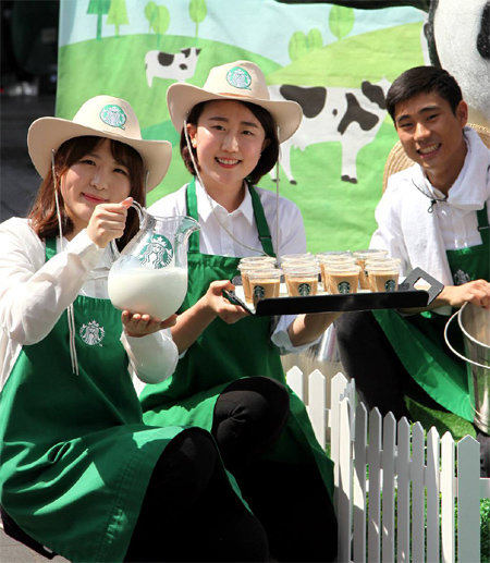 스타벅스코리아는 우유 소비촉진 캠페인의 일환으로 월요일마다 카페라테의 가격을 할인해주는 ‘우유사랑라떼’ 행사를 진행하고 있다. 스타벅스코리아 제공