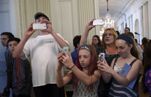 미국 백악관이 40년 동안 금지했던 관광객들의 건물 내부 촬영을 1일부터 전면 허용했다. 이날 백악관을 둘러보던 관광객들이 휴대전화를 꺼내 들어 촬영하고 있다. 워싱턴=AP 뉴시스