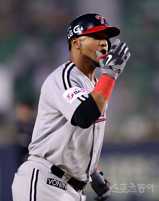 LG에는 복덩이, 그 자체다. 새 외국인타자 루이스 히메네스가 2일 잠실 두산전에서 0-2로 뒤진 6회초 1사 1루서 동점 2점포를 쏘아올린 뒤 그라운드를 돌며 세리머니를 펼치고 있다.  잠실｜김진환 기자 kwangshin00@donga.com