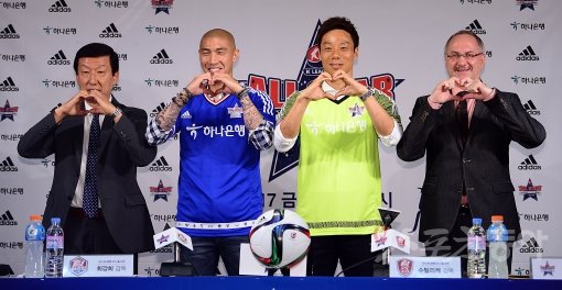 전북 최강희 감독, 서울 차두리, 수원 염기훈, 국가대표팀 울리 슈틸리케 감독(왼쪽부터)이 2일 서울 신문로 축구회관에서 열린 ‘2015 K리그 올스타전’ 출전선수 발표 기자회견에 참석해 선전을 다짐하고 있다. 이번 올스타전은 ‘팀 최강희’와 ‘팀 슈틸리케’의 대결로 17일 안산 와스타디움에서 펼쳐진다. 김진환 기자 kwangshin00@donga.com
