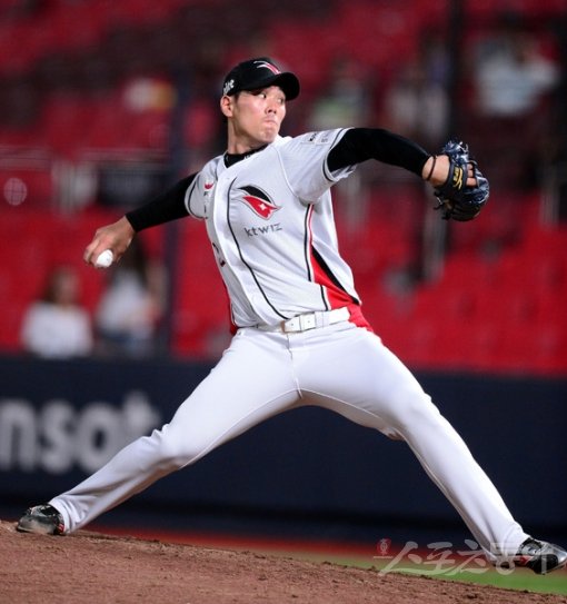 kt 김재윤은 1일 문학 SK전에서 시속 154km의 강속구를 던졌다. 빠를 뿐만 아니라 묵직한 ‘쇳덩어리 직구’를 던질 수 있는 비결은 포수의 2루 송구 거리인 38.795m에 있다. 스포츠동아DB