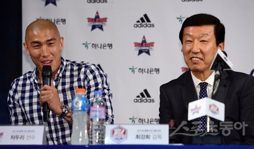 2일 서울 종로구 신문로 축구회관에서 ‘하나은행 K리그 올스타전‘ 팀 최강희 VS 팀 슈틸리케 올스타전 개최 협약식 및 출전선수 발표 기자회견이 열렸다. 차두리가 최강희 팀에 뽑힌 소감을 밝히고 있다.  김진환 기자 kwangshin00@donga.com