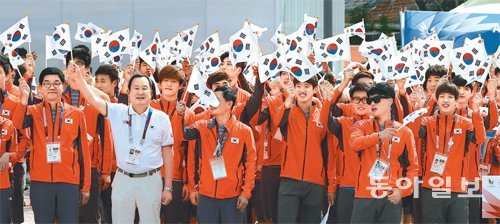 한국선수단 공식 입촌식 2015 광주 유니버시아드에 참가하는 대한민국 선수단이 2일 광주 서구 화정동 선수촌 국기광장에서 입촌식을 하고 있다. 입촌식에 참가한 선수단이 태극기를 흔들며 선전을 다짐하고 있다.
광주=박영철 기자 skyblue@donga.com