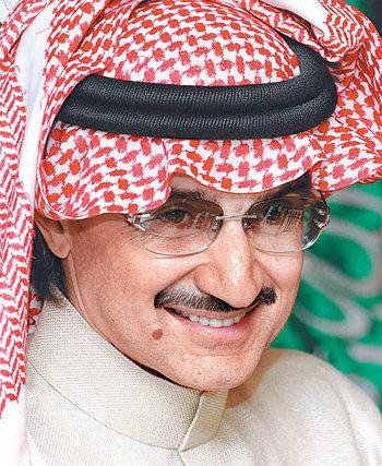 사우디아라비아 왕족 중 이례적으로 자수성가해 ‘세계에서 가장 영향력이 큰 아랍인’으로 불리는 알 왈리드 빈 탈랄 왕자가 1일 자신의 전 재산 320억 달러를 기부하겠다고 밝혔다. 사진 출처 위키피디아