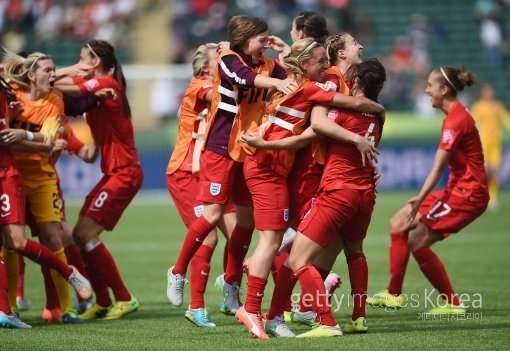 잉글랜드 선수들이 5일(한국시간) 에드먼턴 커먼웰스 스타디움에서 열린 독일과의 2015캐나다여자월드컵 3·4위 결정전 연장 후반 3분 패러 윌리엄스의 페널티킥 결승골로 1-0 승리를 거둔 뒤 기쁨을 나누고 있다. 사진=ⓒGettyimages멀티비츠