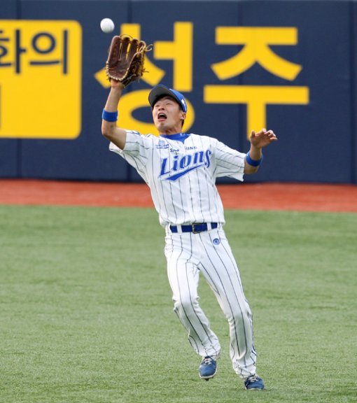 삼성 주전 우익수 박한이가 4일 갈비뼈 골절상을 당했다. 유격수 김상수의 오른쪽 허벅지 부상에 이은 주전 전력의 이탈이다. 5일 대구 LG전에 우익수로 선발출장한 최선호가 2회 유강남의 플라이 타구를 잡아내고 있다. 사진제공｜스포츠코리아