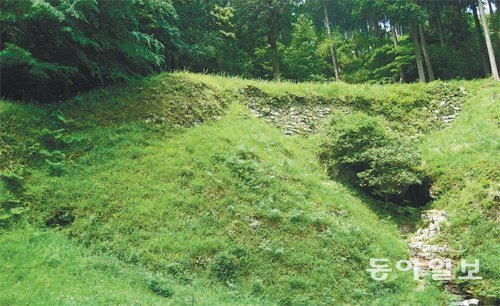 다자이후 뒷산에 있는 대야성 흔적. 산허리를 따라 돌을 쌓아 성벽을 만든 전형적인 백제식 산성이다. 지금은 다 허물어지고 몇백 m 구간만 흔적이 남아 있다.