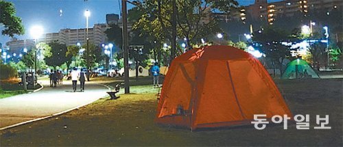 자정 넘도록 텐트 쳐놓고 술판 고성 오후 9시 이후에는 한강 둔치에 텐트를 설치할 수 없지만 밤 12시가 다 되도록 텐트가 그대로 있다. 박창규 기자 kyu@donga.com
