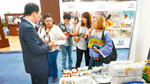 지난해 멕시코 멕시코시티 국제식품박람회에 마련된 경북도 농식품 부스에서 해외 바이어들이 김을 시식하며 구매 상담을 하고 있다. 경북도 제공
