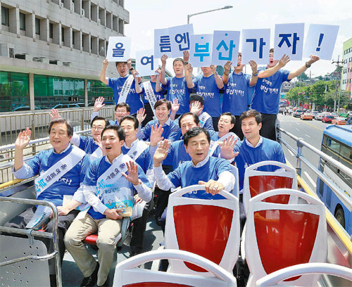 서울 돌며 부산 홍보 서병수 부산시장(왼쪽에서 두 번째)과 지역 국회의원, 부산관광협회 관계자 등 100여 명으로 구성된 부산관광 홍보단이 2일 부산시티투어버스를 타고 서울 일대를 돌며 ‘올여름엔 부산 가자’ 홍보활동을 펼치고 있다. 부산시 제공