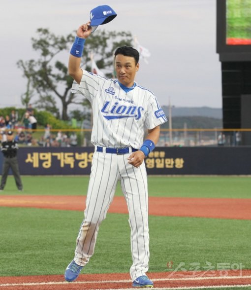 삼성 이승엽이 6일 발표된 ‘2015 타이어뱅크 KBO 올스타전 베스트 12’에서 역대 최다득표를 기록하며 ‘별 중의 별’로 솟아올랐다. 개인통산 9번째 올스타 베스트 라인업에 이름을 올렸고, 지명타자로는 처음이다. 6월 3일 포항 롯데전에서 KBO리그 통산 400홈런을 친 이승엽이 모자를 벗어 팬들에게 고마움을 전하고 있다. 스포츠동아DB