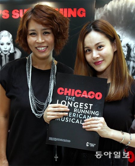 국내에서 가장 많이 ‘벨마’ 역을 맡은 최정원(왼쪽)과 2012년부터 ‘록시’ 역을 맡아온 아이비. 두 사람은 “시카고의 상징과 같은 검은색 슈트로 맞춰 입고 왔다”며 활짝 웃었다. 김경제 기자 kjk5873@donga.com